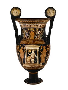 Crátera de volutas de figuras rojas apulianas decorada con una mujer sentada y sus dos asistentes, c.340-320 a.C. de Greek